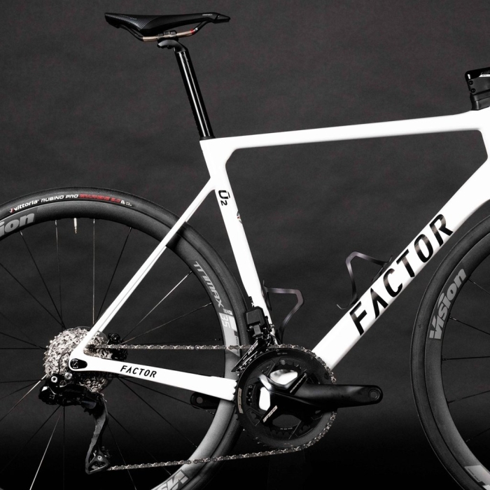 Factor O2 Gloss Pearl White Black